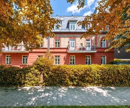 Flexible Nutzungsoptionen: 2 benachbarte Wohnungen über 218 m² in Villa von 1890 am Schlosskanal