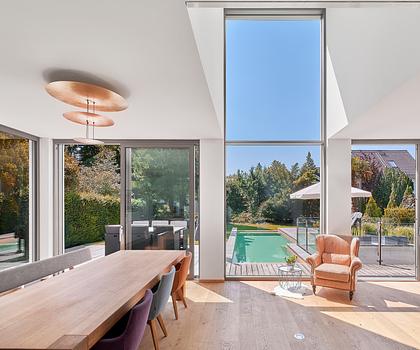 Herausragendes Design im Bauhausstil: Exklusive Familienvilla von 2017 mit Pool, Wärmepumpe und PV