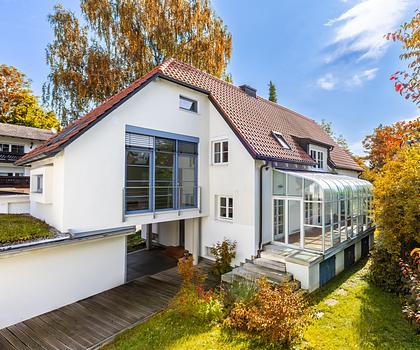 Großzügiges Einfamilienhaus mit individuellem Charme in idyllischer, zentraler Lage