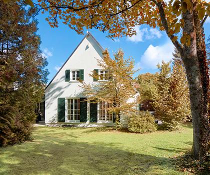 Charmantes Domizil mit idyllischem Garten und Baurecht in exquisiter Lage