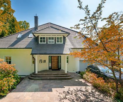Zukunftsstarkes Wohnen im Villenstil mit Wärmepumpe, PV-Anlage und möglicher Einliegerwohnung