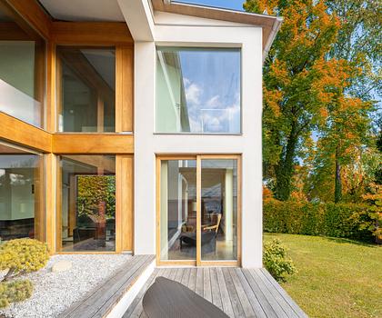 Lichtfülle und Transparenz: Familienoase mit traumhaftem Garten in Laufnähe zum See