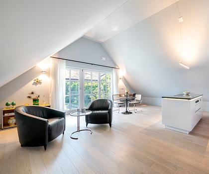 Hochklassige 3-Zimmer-Wohnung von 2021 mit luftigem Penthouse-Ambiente in Laufnähe zum See