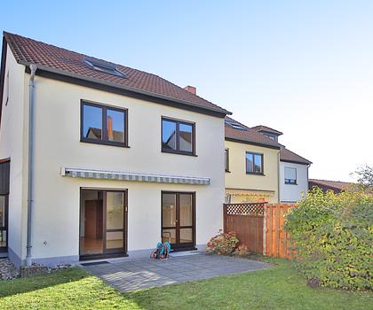 Wohlfühloase für die Familie: Helles Haus mit traumhaftem Garten und sonniger Terrasse