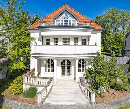 Klassisch-elegante Villa an begehrter Adresse