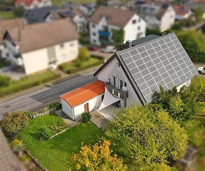 Modernisiertes, vielfältig nutzbares Wohnhaus mit drei Einheiten, PV-Anlage und großem Grundstück