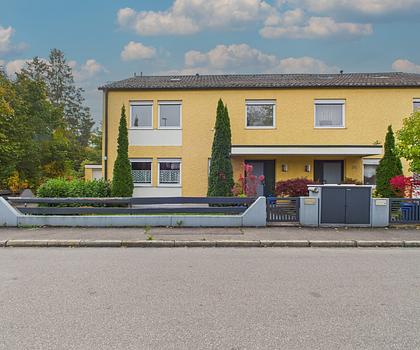 Attraktive Doppelhaushälfte mit großem Balkon, Garten und Terrasse in ruhiger Lage von Germering