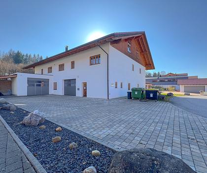 Hochwertiges Wohnen und Arbeiten mit Bergblick und Garten
- Vor den Toren Münchens