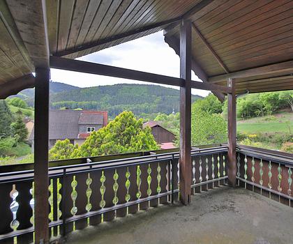 Doppelter Nutzen: Familienidylle mit Mieteinnahmen – Einfamilienhaus mit Potenzial im Überwald