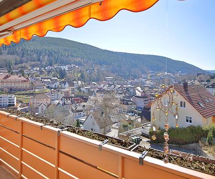 Wohnen im Schwarzwald: 3-Zimmer-Wohnung mit sonnigem Balkon und Garage in Bad Wildbad