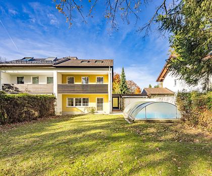 In Riemerlinger Bestlage: Haushälfte mit großem parkähnlichem Südgarten zur Modernisierung