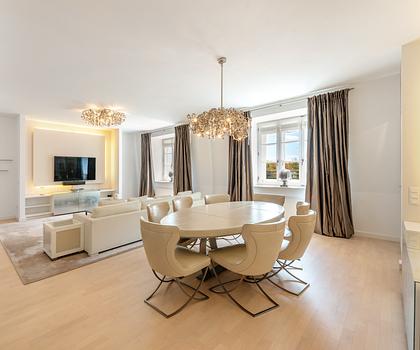 Edle 4-Zimmer-Wohnung in historischem Stadtpalais mit Concierge-Service