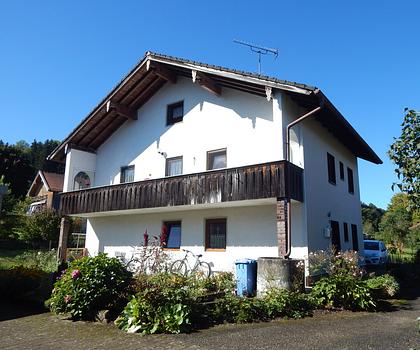 Vermietetes Zweifamilienhaus mit Entwicklungspotenzial in idyllischer Lage von Oberteisendorf