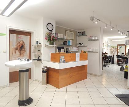 Voll ausgestatteter Friseursalon in 83416 Saaldorf - Parkplätze vor dem Haus! Frei ab 01.04.2026