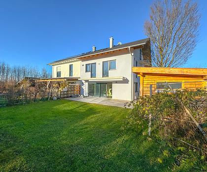 Exklusive Doppelhaushälfte in Bruckmühl
- Modernes Wohnen mit Stil und Komfort
- Ruhige Wohnlage