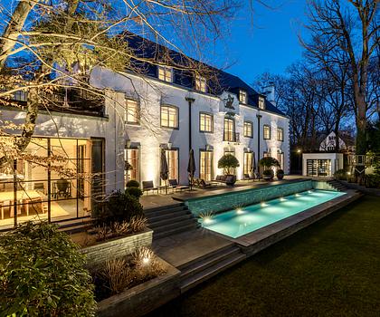 Luxuriös saniertes Villenjuwel von 1928 mit Pool, Kino und Hamam