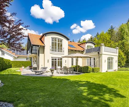 Exklusives Architekten-Haus mit Traumgarten und Einliegereinheit