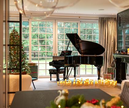 Luxus trifft Privatsphäre: Erstbezug Highend-Villenanwesen mit Lift, Heimkino, Spa und Weinkeller