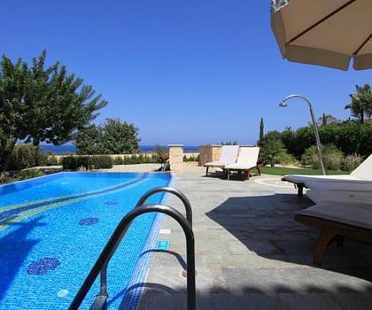 Strandlage - Villa mit Pool -einzugsbereit