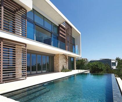 Fertiggestellte Neubau-Villa am Golfplatz mit Pool auf grossem Grundstück