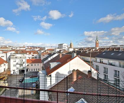Stadtpanorama inklusive – zentrale 3-Zimmer-Wohnung mit zwei Balkonen