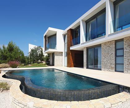 4-Schlafzimmer-Villa mit Pool auf 2296 qm Grundstück - sofort einzugsbereit