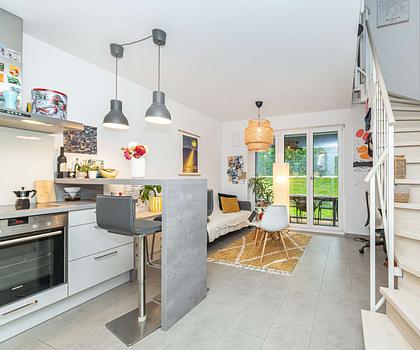 Sofort beziehbar: Möbliertes 1,5-Zimmer-Galerieapartment