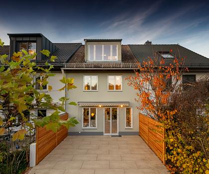 Stillvoll und bezugsbereit: 6-Zimmer-Stadthaus in Gern mit Südgarten und Traumblick