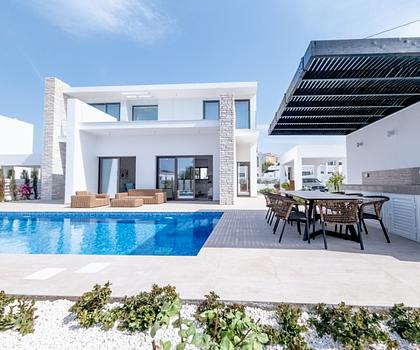 Sofort bezugsbereite Villa mit Pool