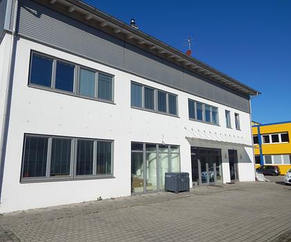 Ausstellungs- bzw. Lagerfläche im Erdgeschoss, mit Büroräumen im 1. OG - in 83395 Freilassing