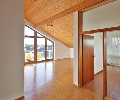 Gepflegte 3-Zi.-Wohnung mit traumhafter Aussicht und Garage mit nur 3 Einheiten - einzugsbereit