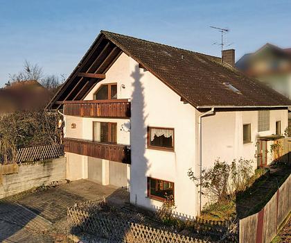 Massives, sanierungsbedürftiges Zweifamilienhaus mit 192 qm Wohnfläche in ruhiger Wohnlage