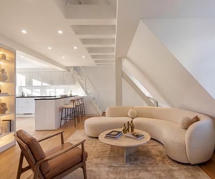 Charmante, lichterfüllte 3,5-Zimmer-Galeriewohnung mit Dachterrasse in Bestlage am Schlosskanal