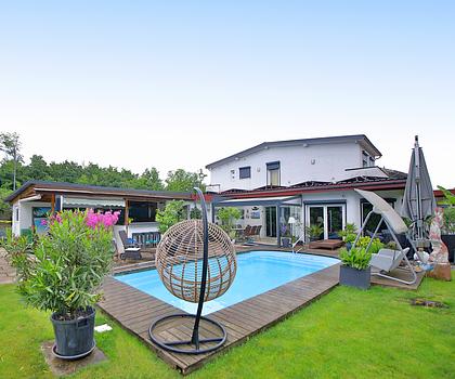 Mehrfamilienhaus-Ensemble mit 7 Wohnungen, Pools, Whirlpool & Outdoor-Küche in Bad Bellingen