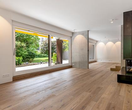 Luxuriös sanierte 3-Zimmer-Terrassenwohnung mit Kamin am Schwabinger Bach