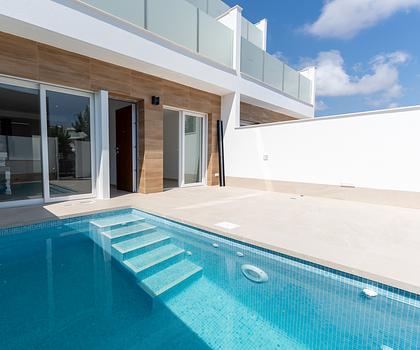 Bezugsfertiges Haus mit Solarium und Pool