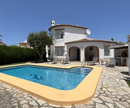 Sehr gepflegte Villa mit schönem Grundstück, Carport, Klima, Heizung, BBQ und Vermietungslizenz