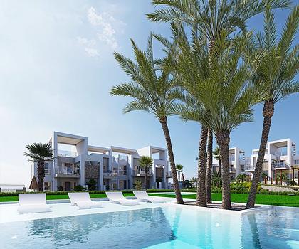 Erdgeschoss-Wohnungen mit 3 Schlafzimmern, 2 Bädern, Klimaanlage, Einbauküchen mit Elektrogeräten, Kfz-Stellplatz und Gemeinschaftspool