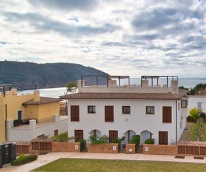 Mallorca modernes Reiheneckhaus mit Garten in Camp de Mar zu verkaufen