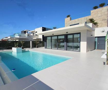 Exklusive Villen mit 4 Schlafzimmern, 4 Bädern, Dachterrasse und Privatpool nur 600 m vom Strand