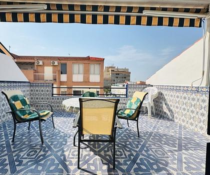 Penthouse-Wohnung mit 2 Schlafzimmern und 1 Bad nur 300 m vom Strand