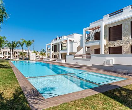 Sehr schöne Obergeschoss-Wohnungen mit 2 Schlafzimmern, 2 Badezimmern, Dachterrasse und 2 Gemeinschaftspool