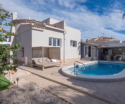 Attraktive freistehende Villa mit drei Schlafzimmern und zwei Badezimmern