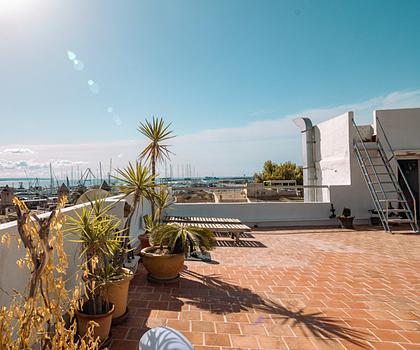 Mallorca einzigartiges Penthouse in bester Lage von Santa Catalina mit Blick über das Meer und Gebirge