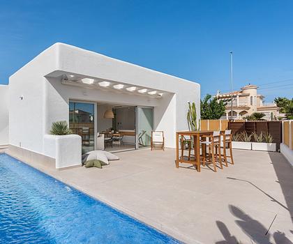 Eingeschossige Villen mit 3 Schlafzimmern, 2 Bädern, Vorinstallation Klimaanlage und Privatpool am Golfplatz von La Serena Golf