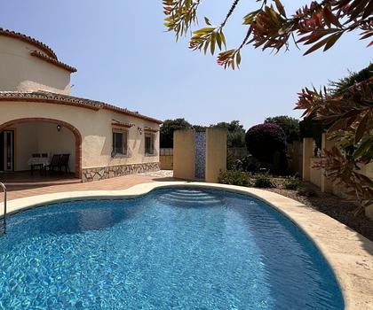 Sehr gepflegte Villa mit 3 Schlafzimmern und 3 Bädern in ruhiger Lage