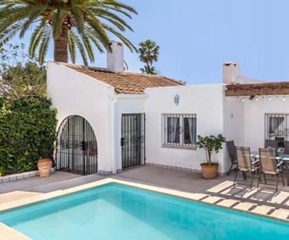 Ibiza Style Villa mit Ferienvermietungslizenz in Sol de Mallorca zu verkaufen