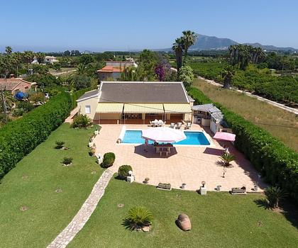 Schöne, ebenerdige Villa mit Pool, Garage, Heizung und 2 Wohneinheiten auf einem großen Grundstück