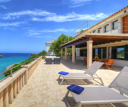 Villa in 1. Meereslinie mit Ferienvermietungslizenz in Cala Marsal auf Mallorca zu verkaufen