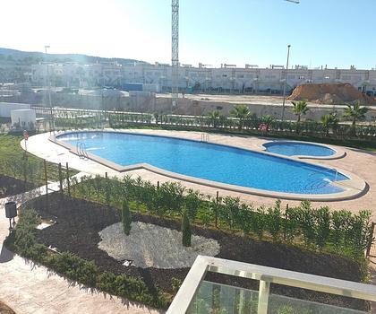 Moderne und komfortable Reihenhäuser mit 2 Schlafzimmern, 2 Bädern und Gemeinschaftspool in Golfanlage